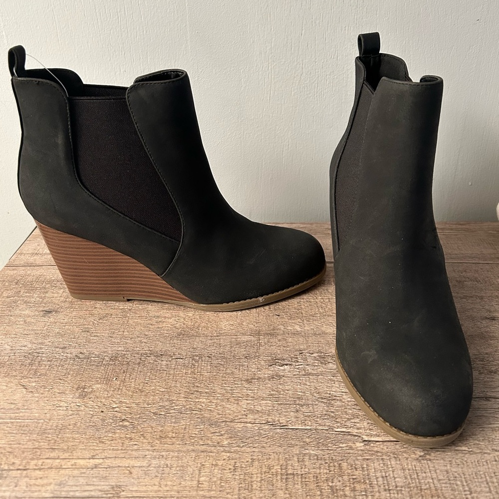 New 8 medium Women's Black Wedge Ankle Boots